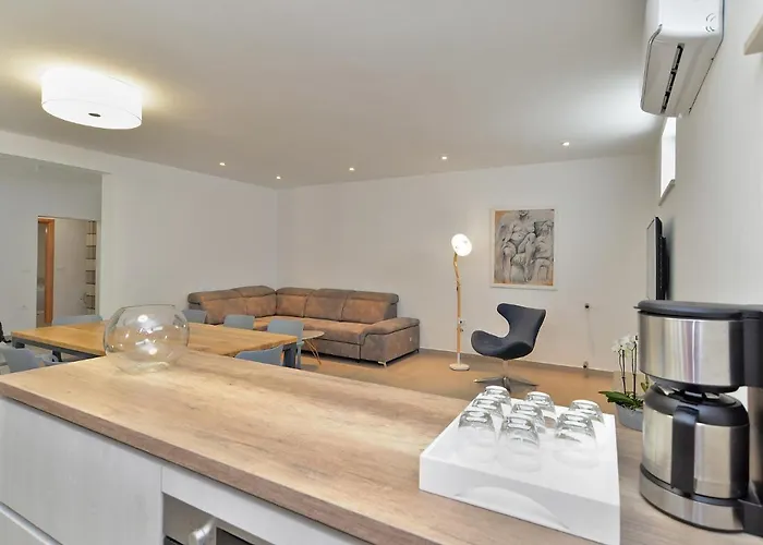 House Kazali 1749 * Medulin